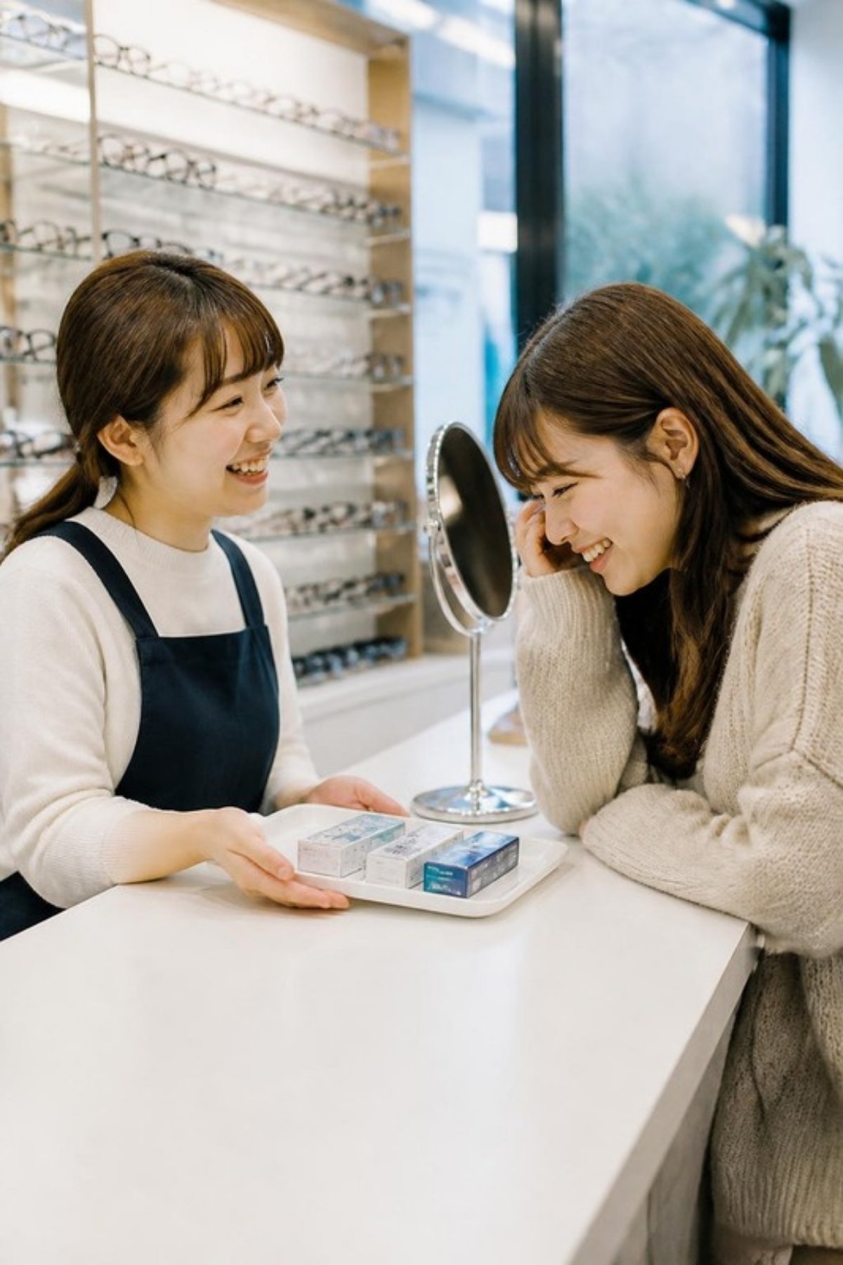 （ブランド）の店頭で、スタッフがお客さまにコンタクトレンズを紹介している様子
